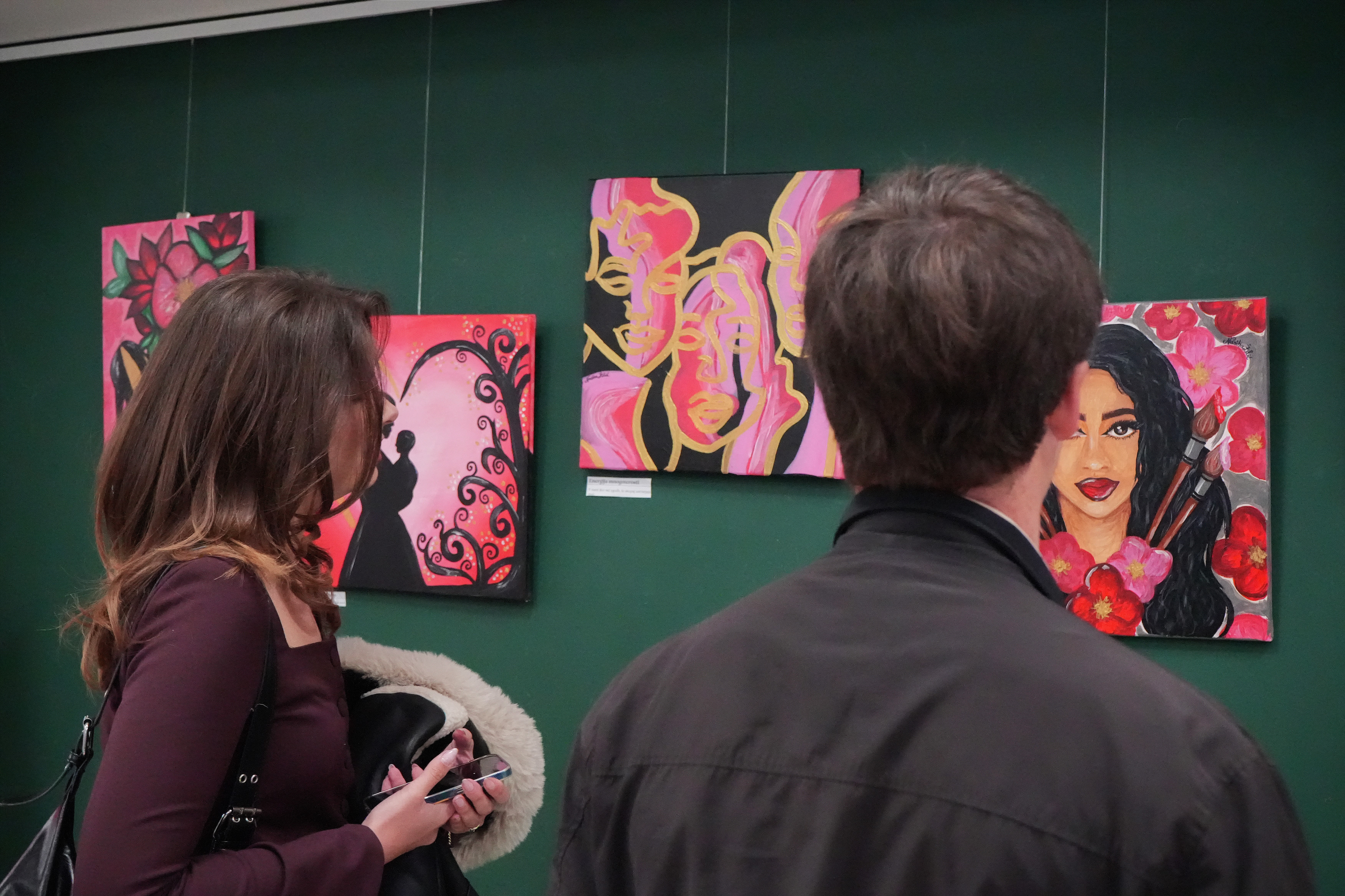 V avli MC Brežice zaživela razstava Umetnica svojega življenja