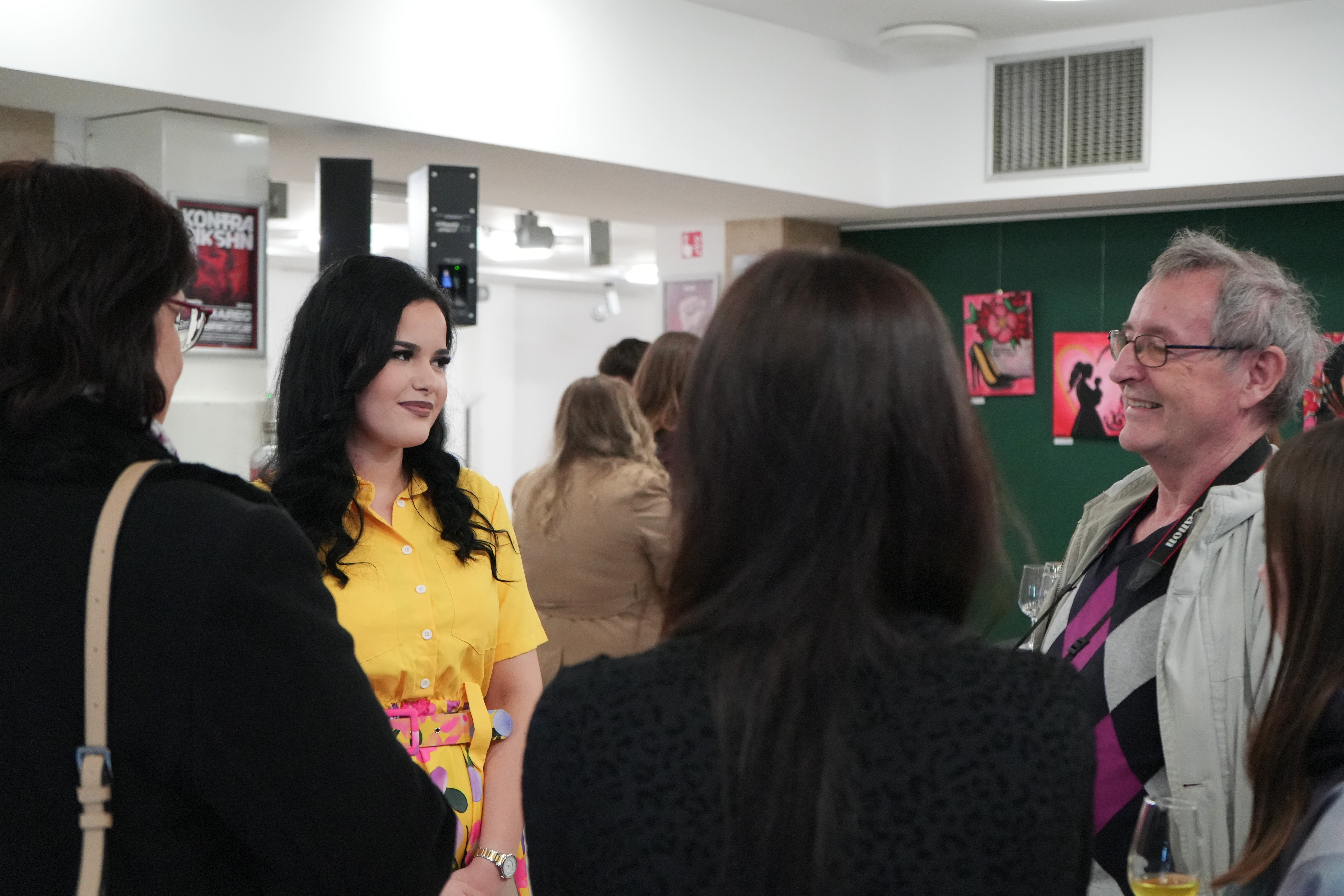 V avli MC Brežice zaživela razstava Umetnica svojega življenja