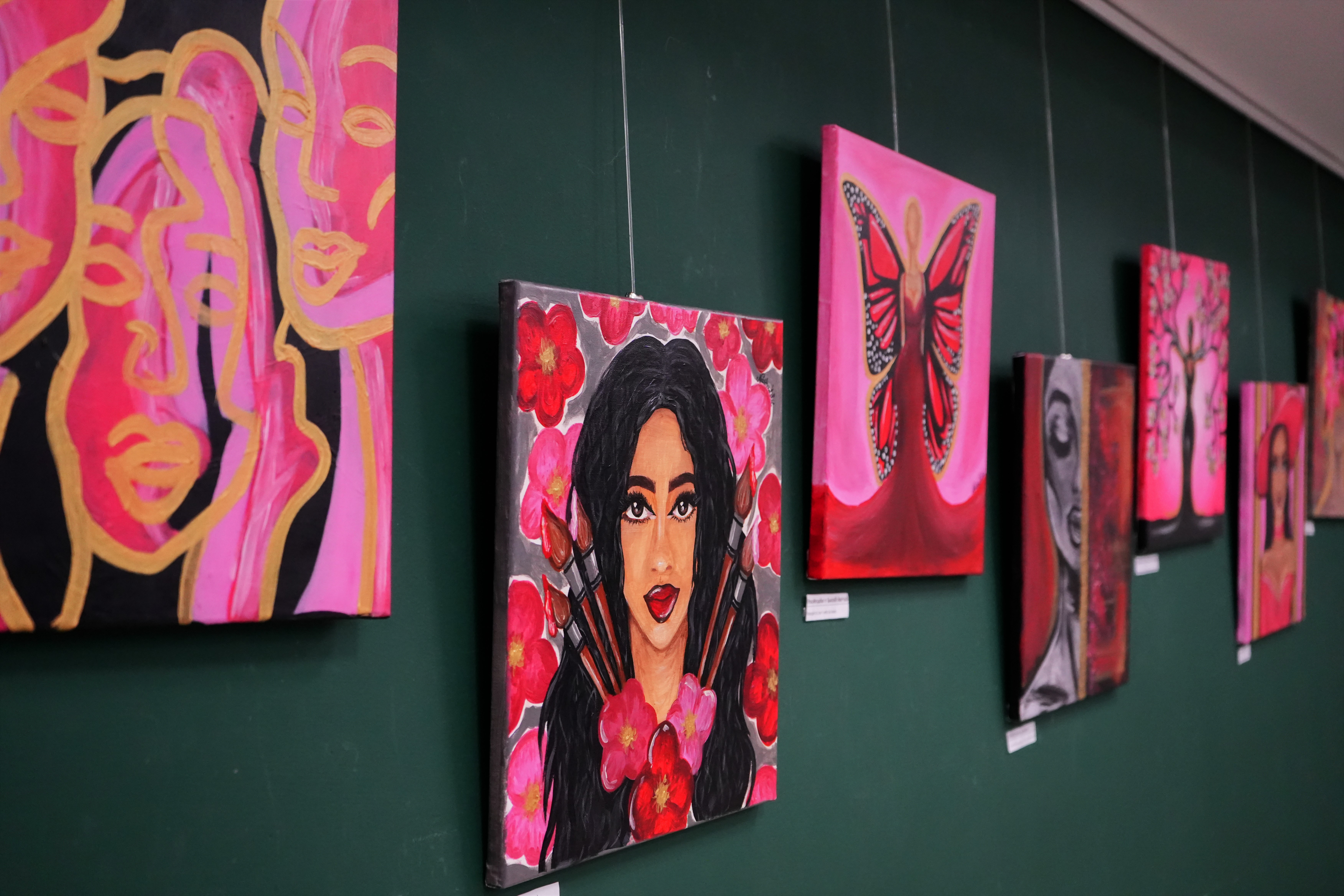 V avli MC Brežice zaživela razstava Umetnica svojega življenja