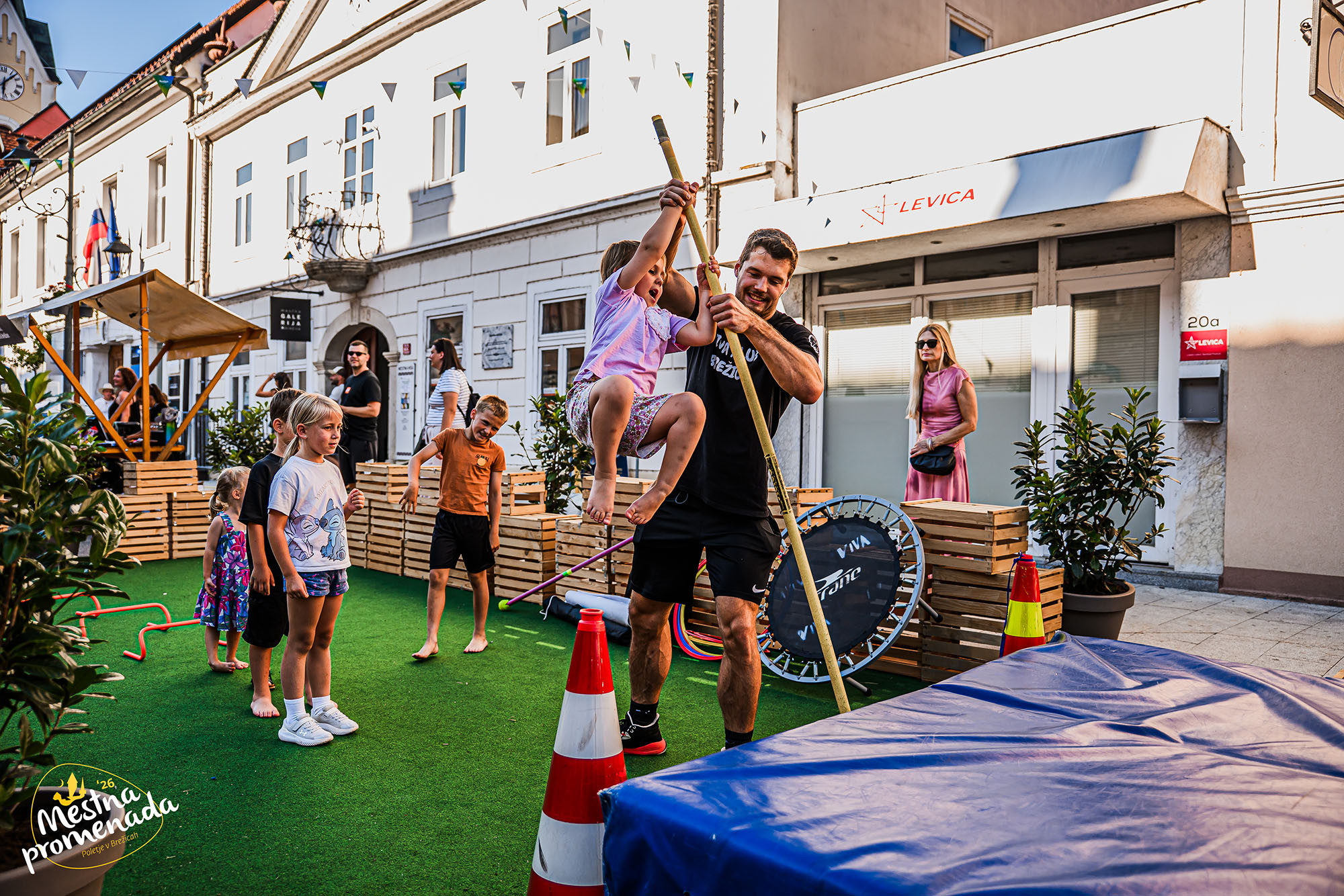 Mestna promenada Brežice 2026 uspešno zaključena z več kot 20.000 obiskovalci in rekordnim obiskom zadnjega večera