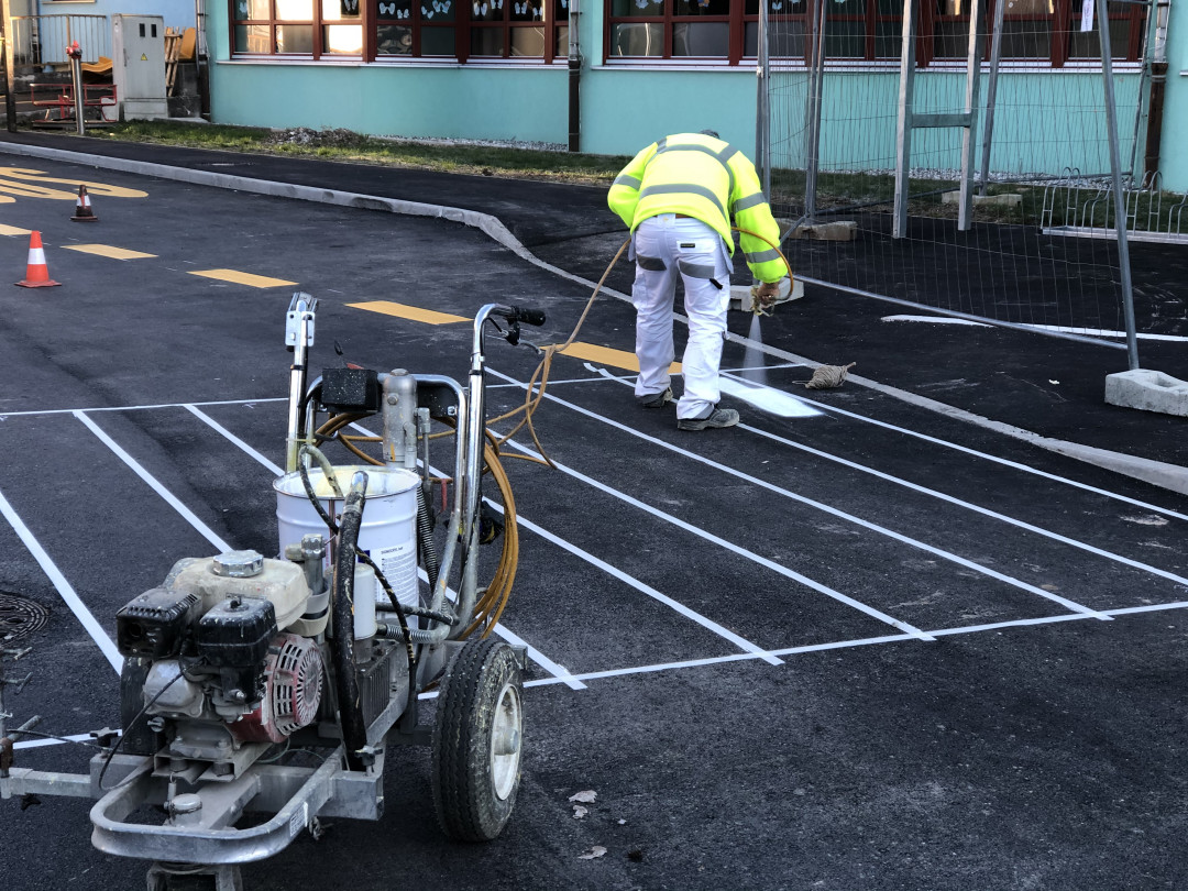 Obvestilo o zapori parkirišča pred Zavodom za podjetništvo, turizem in mladino Brežice
