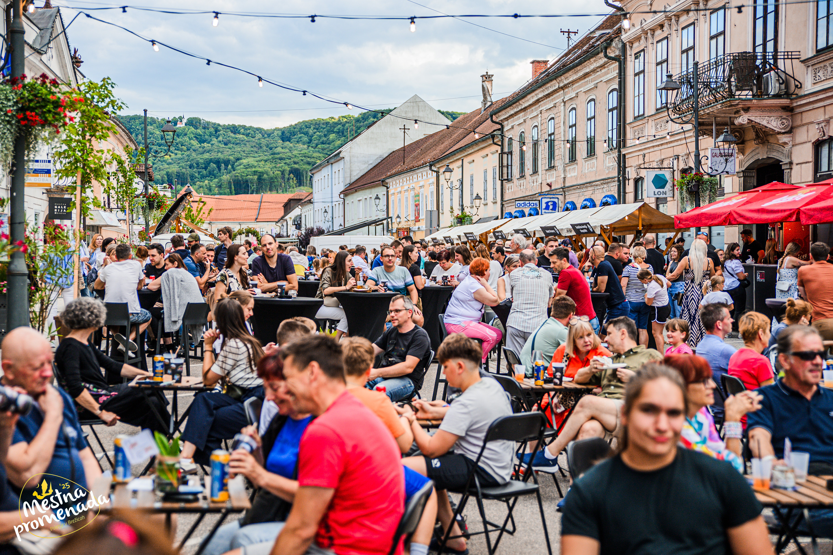 Otvoritveni večer Mestne promenade Brežice 2025 zaznamovalo prestižno priznanje Slovenia Green Destination Platinum