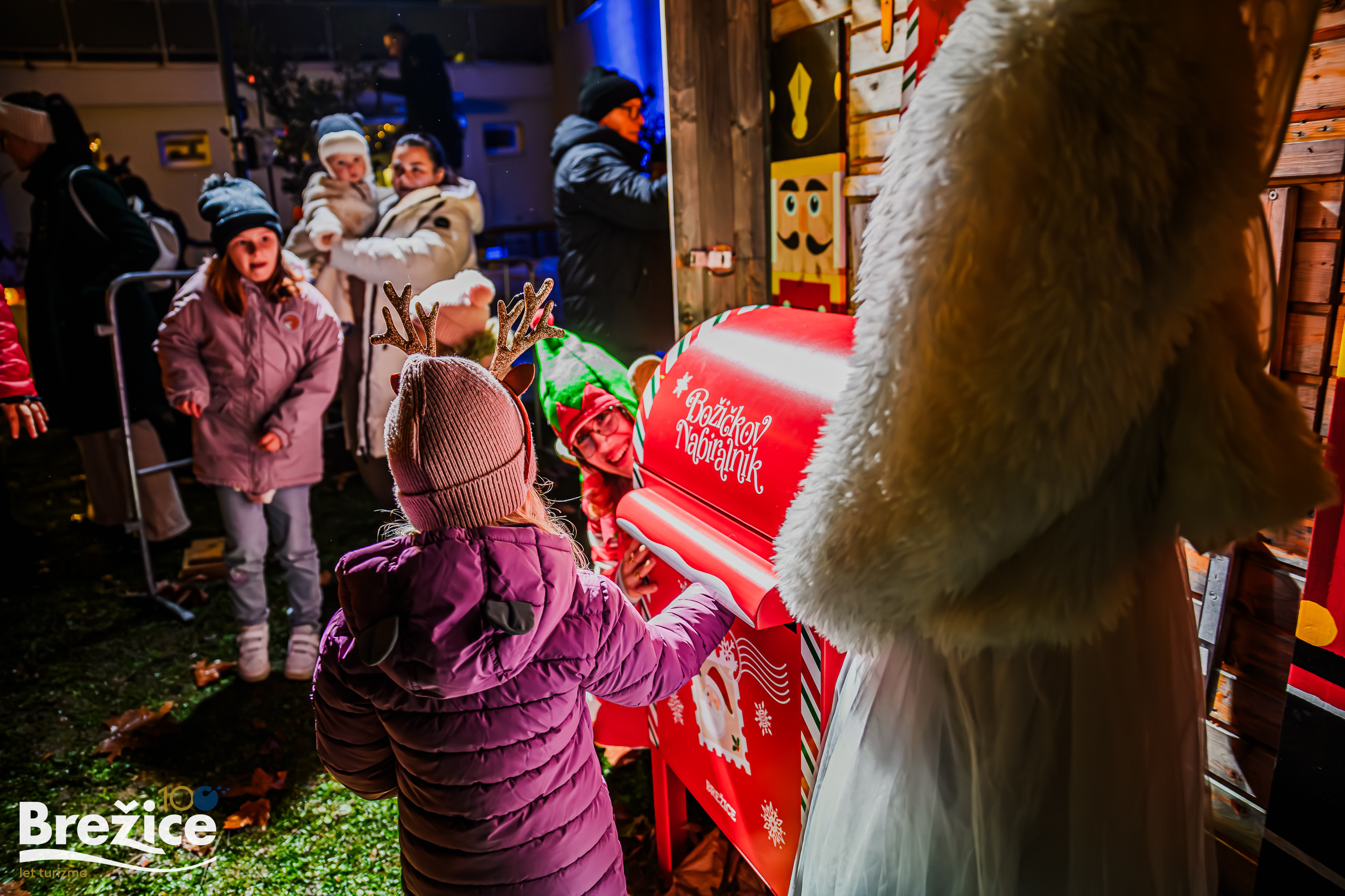 Pohod z lučkami in Prižig prazničnih lučk v Brežicah 2025