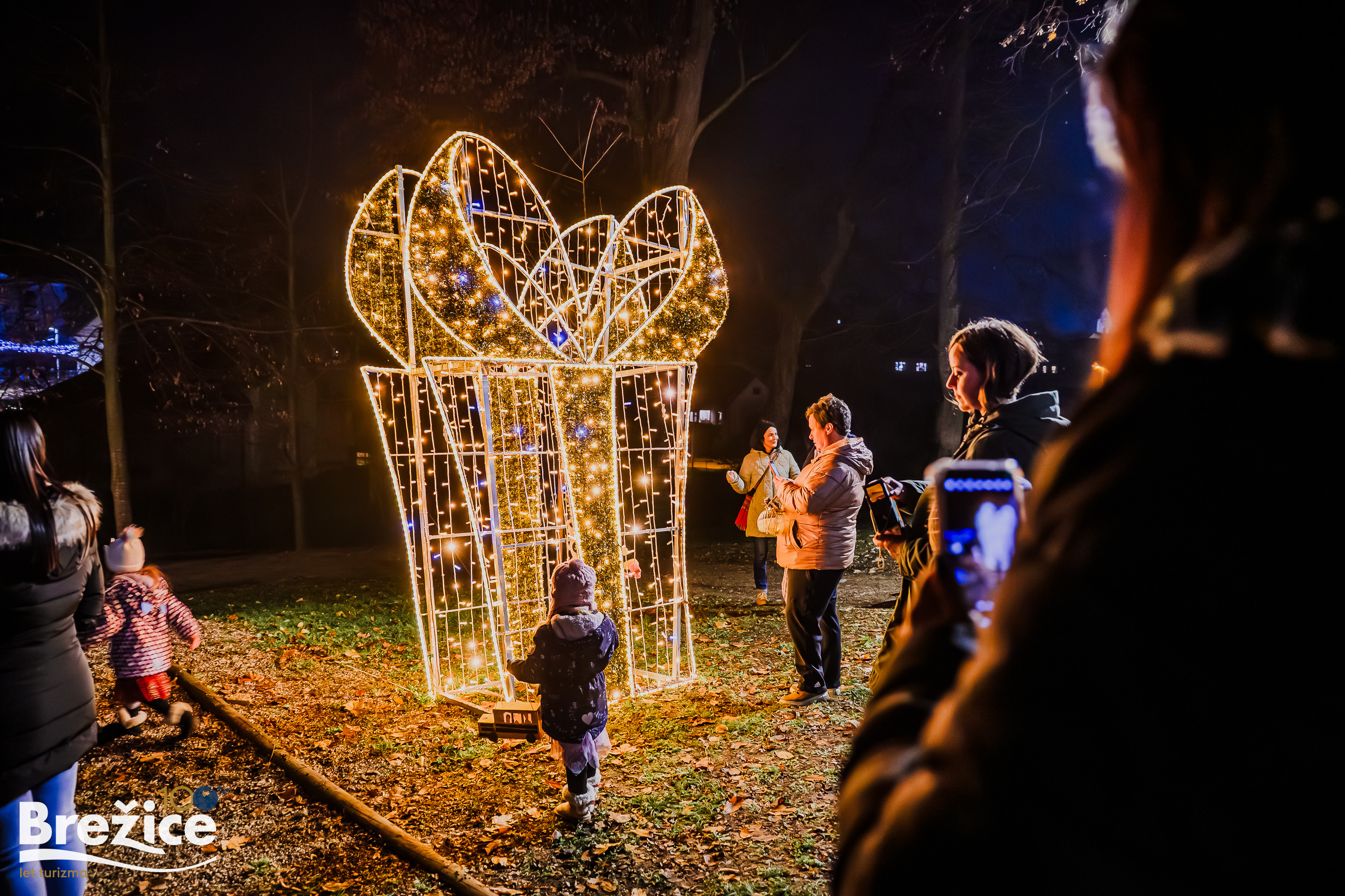 Pohod z lučkami in Prižig prazničnih lučk v Brežicah 2025