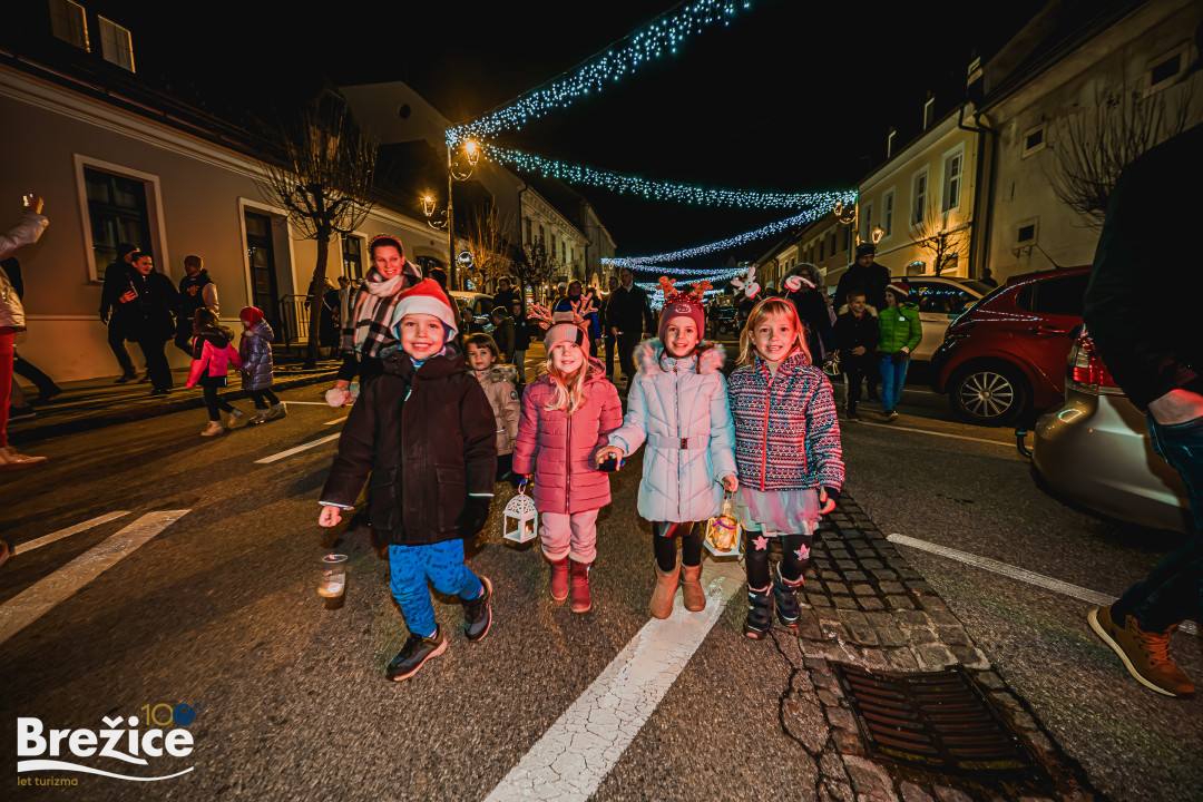 Pohod z lučkami in Prižig prazničnih lučk v Brežicah 2025