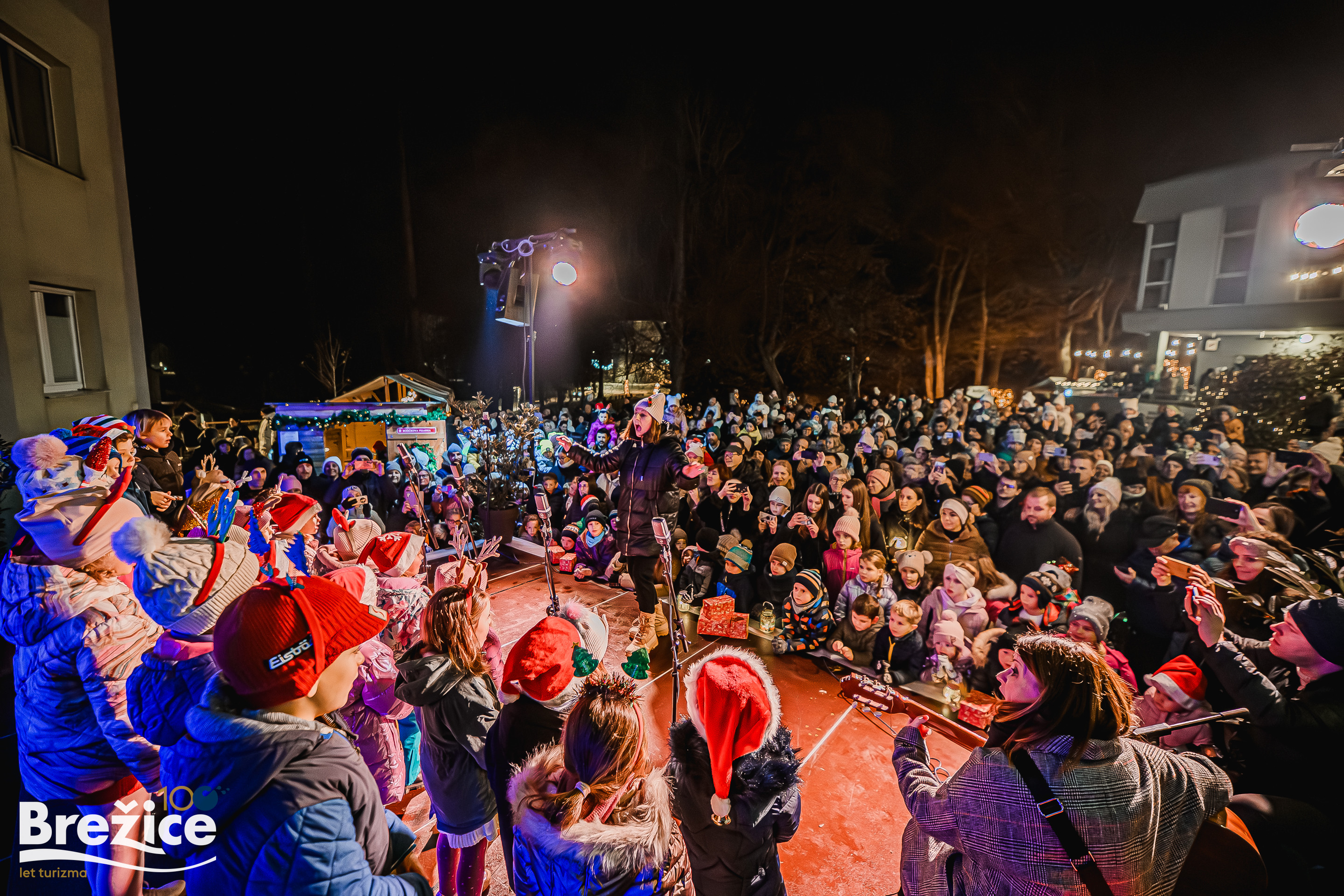 Pohod z lučkami in Prižig prazničnih lučk v Brežicah 2025