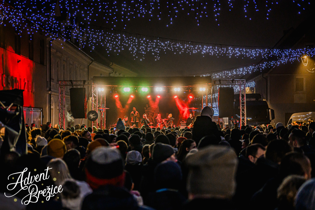 Prvi koncert na prostem navdušil: Big Foot Mama ogrela praznične Brežice