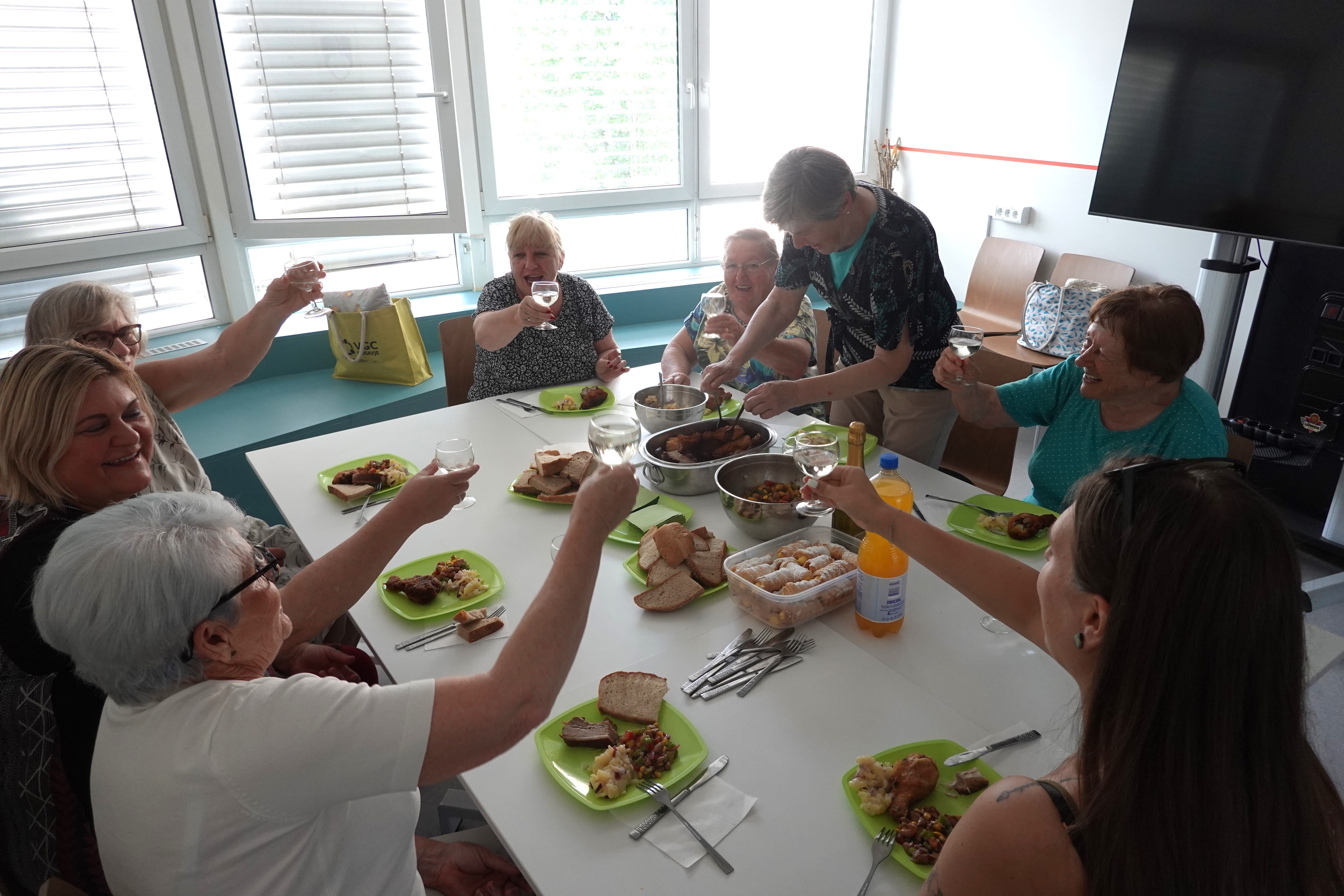 Metka odhaja, vez(eneje) ostaja