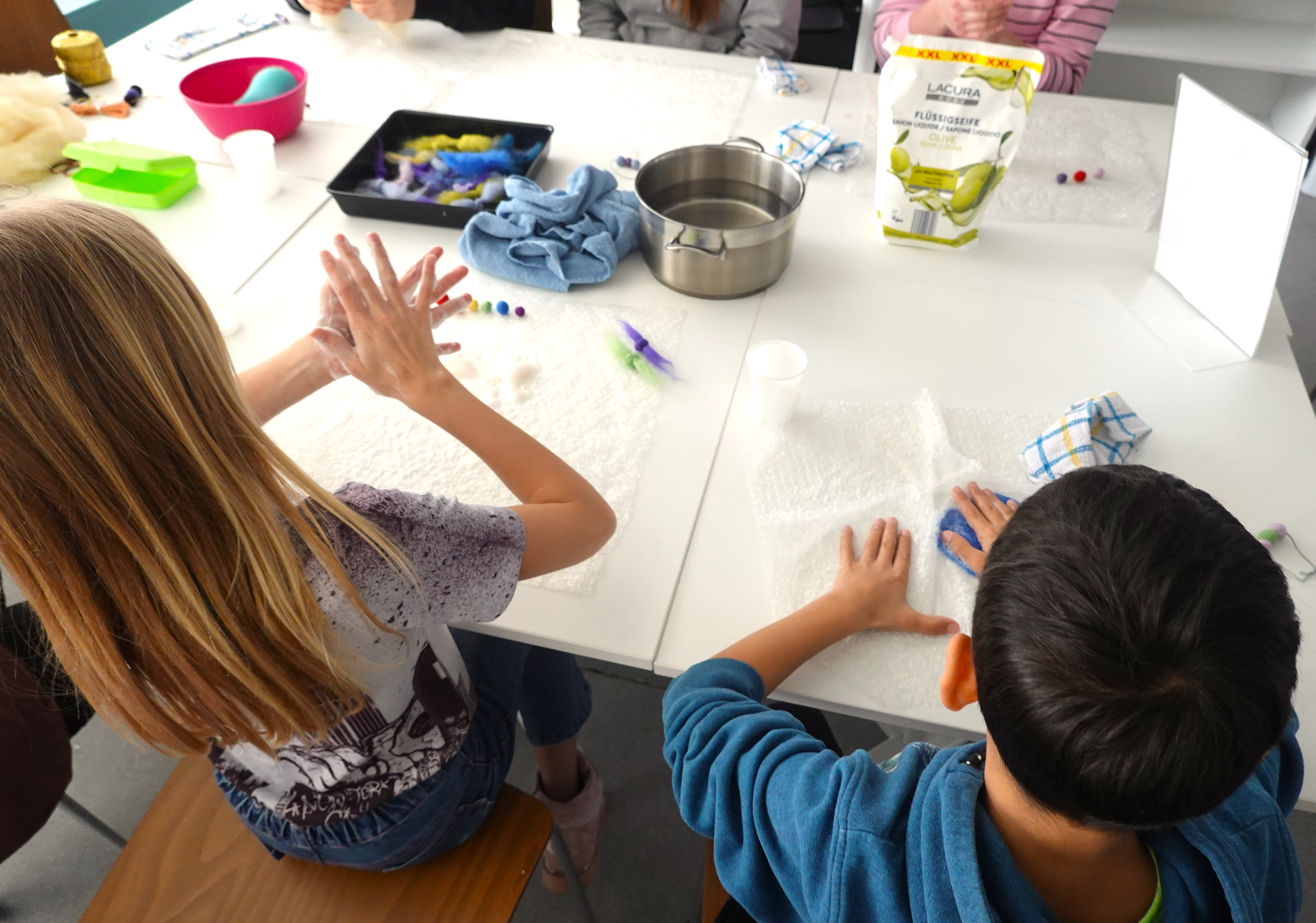 Polstenje mavričnih ogrlic