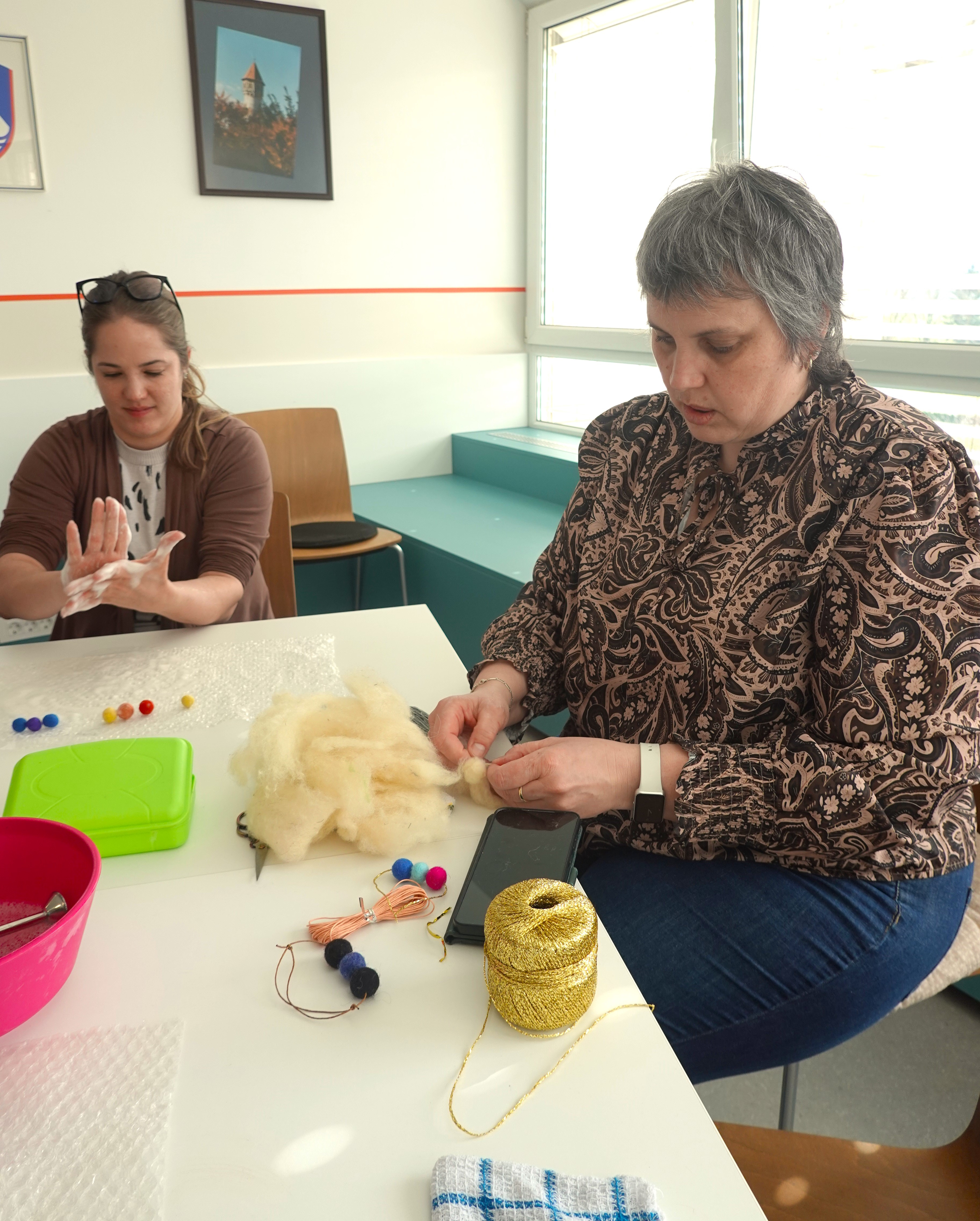 Polstenje mavričnih ogrlic