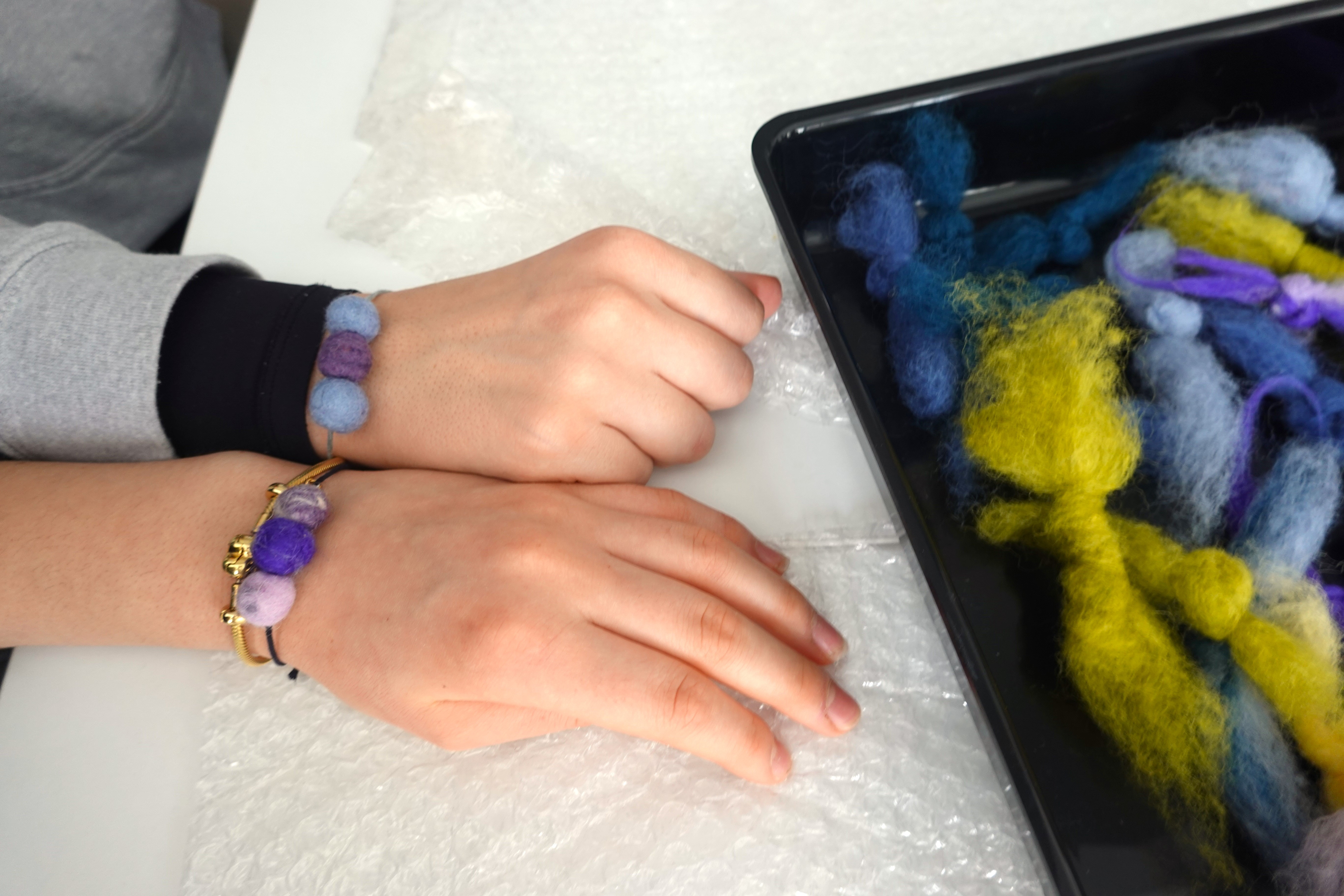 Polstenje mavričnih ogrlic