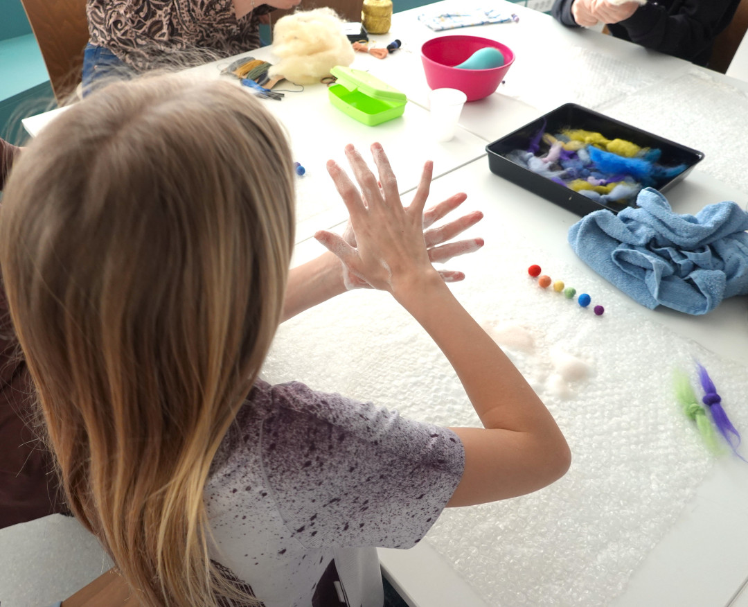 Polstenje mavričnih ogrlic