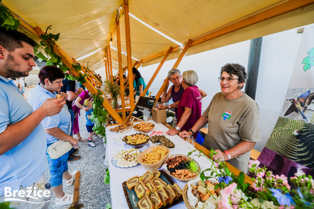 Dan kruha, vina in salam