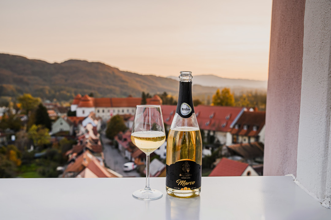 Debeluh za uvod, film za glavno jed, penina z razgledom za sladico