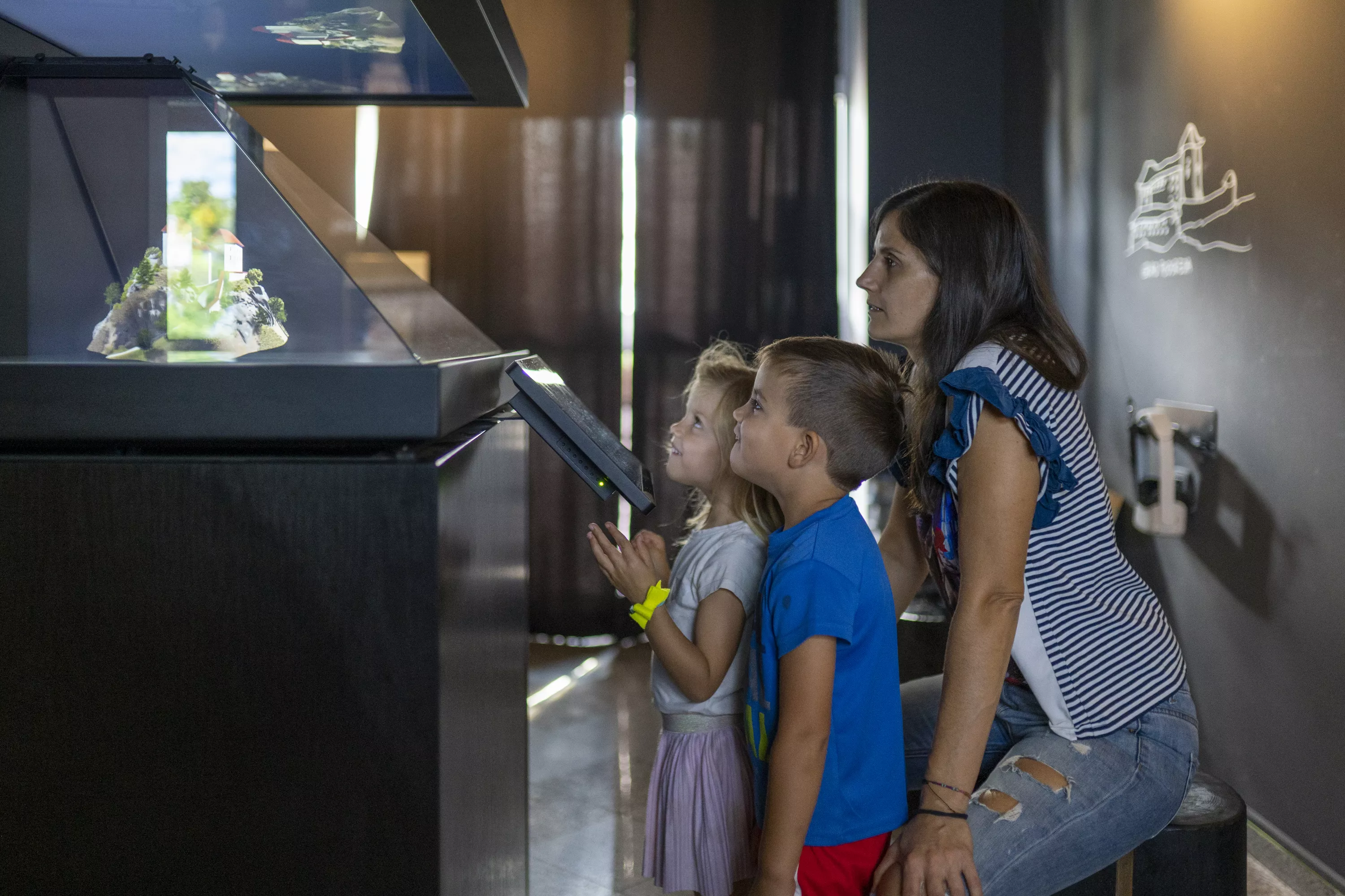 Digitalna grajska sobana gradov Posavja