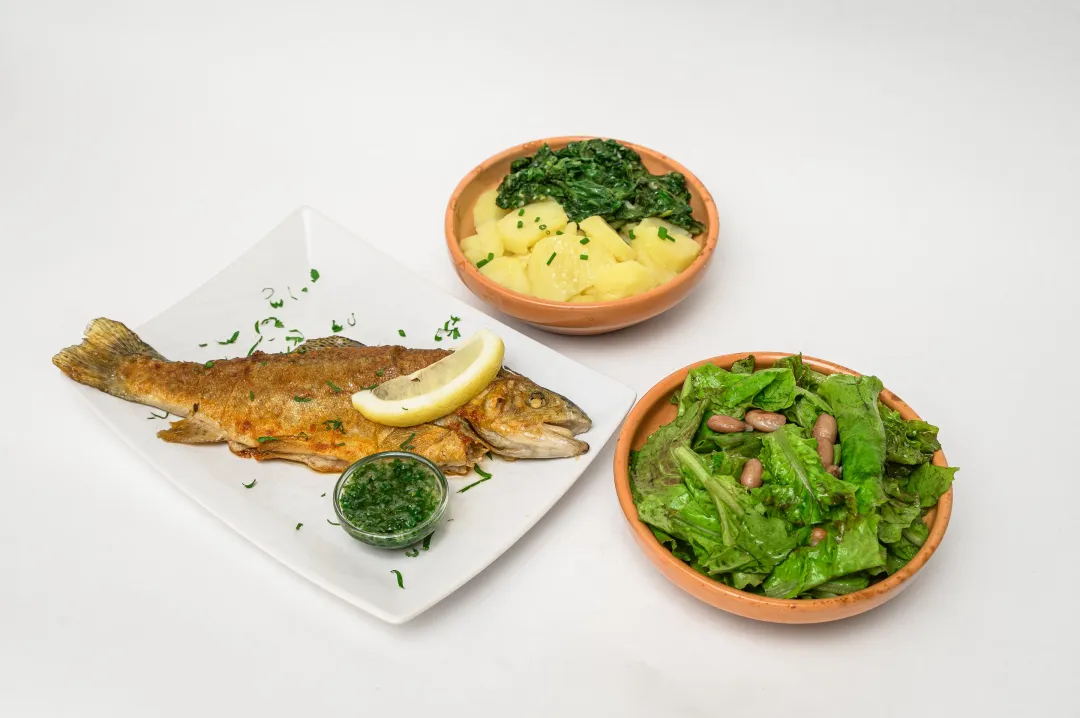 Eko pečena postrv na žaru