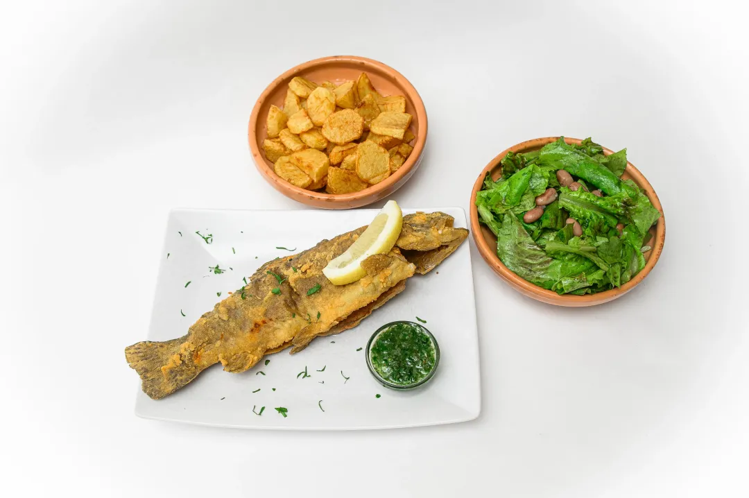 Eko postrv povaljana v koruzni moki v pečici