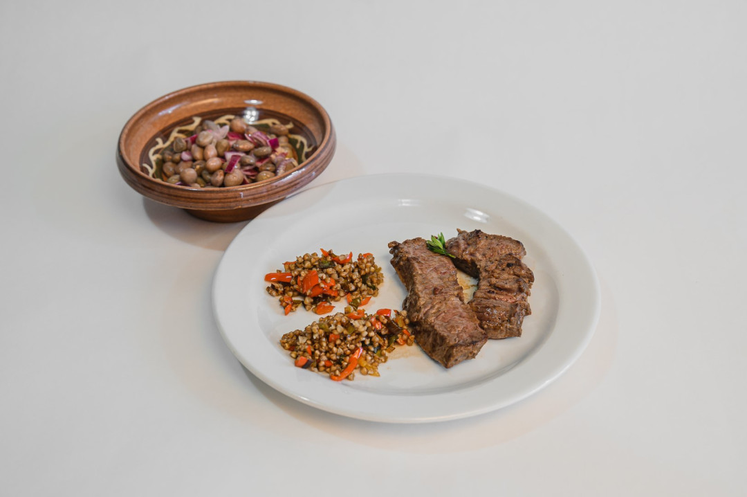 Goveji steak z ajdovo kašo in sezonsko zelenjavo