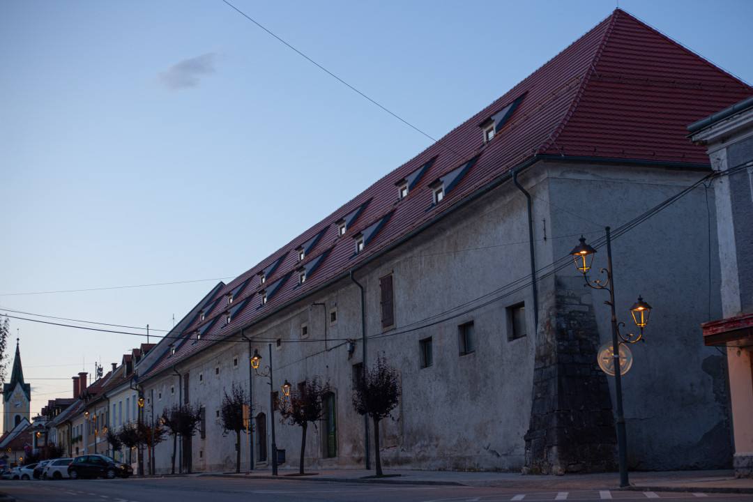 Grajska kašča in grajski hlevi / konjušnica