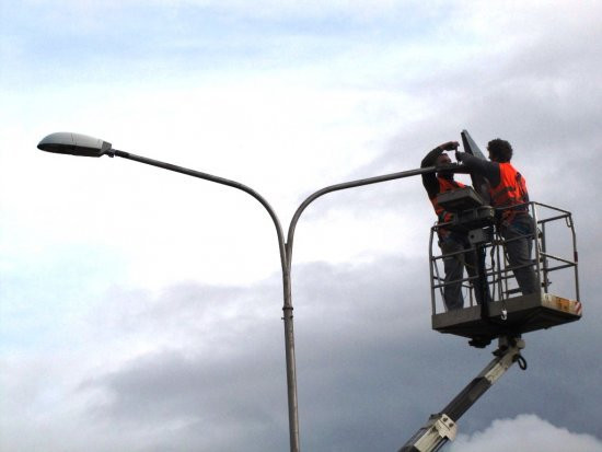 Kako lahko obiskovalci prispevamo k zmanjšanju svetlobnega onesnaženja?