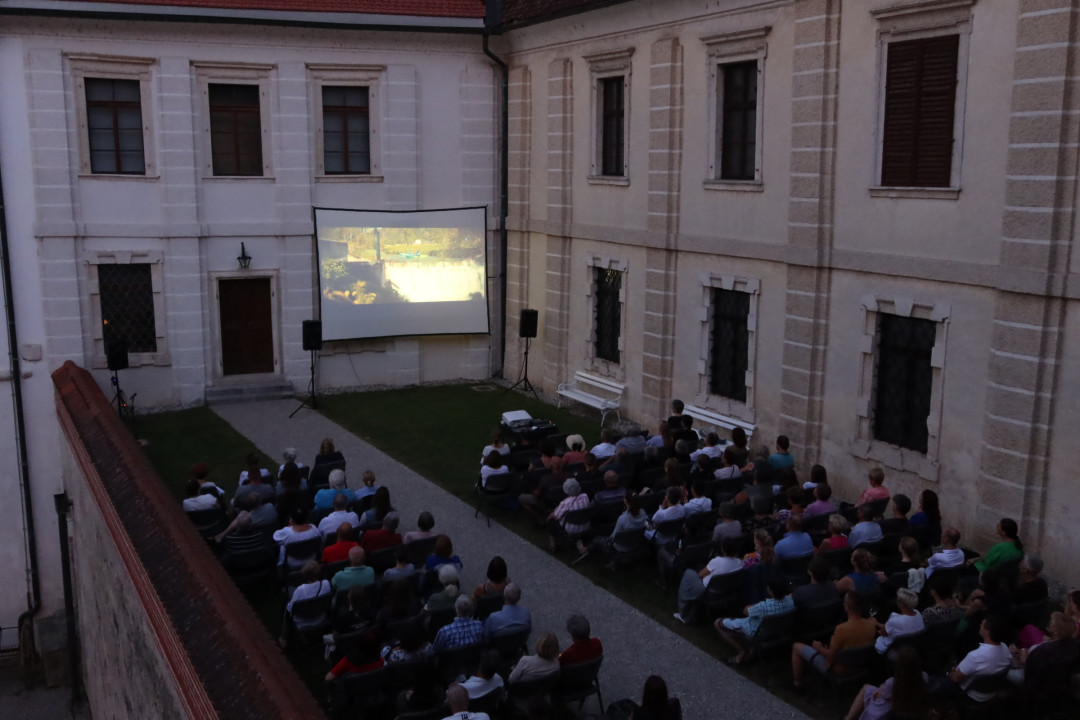 Kino na grajskem dvorišču