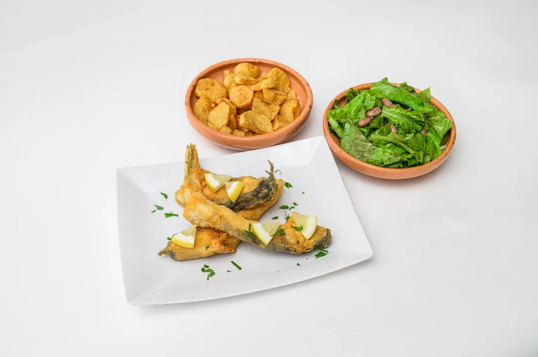 Krap v koruzni moki s prilogo