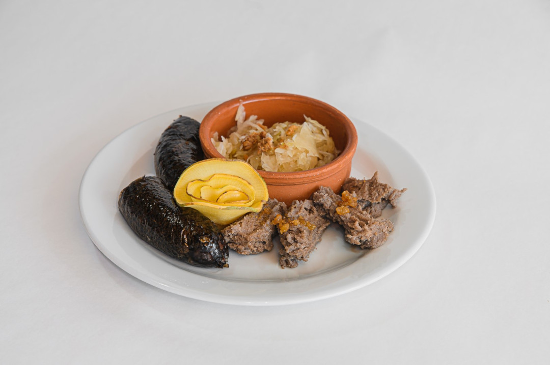 Krvavice s kislim zeljem in ajdovimi žganci