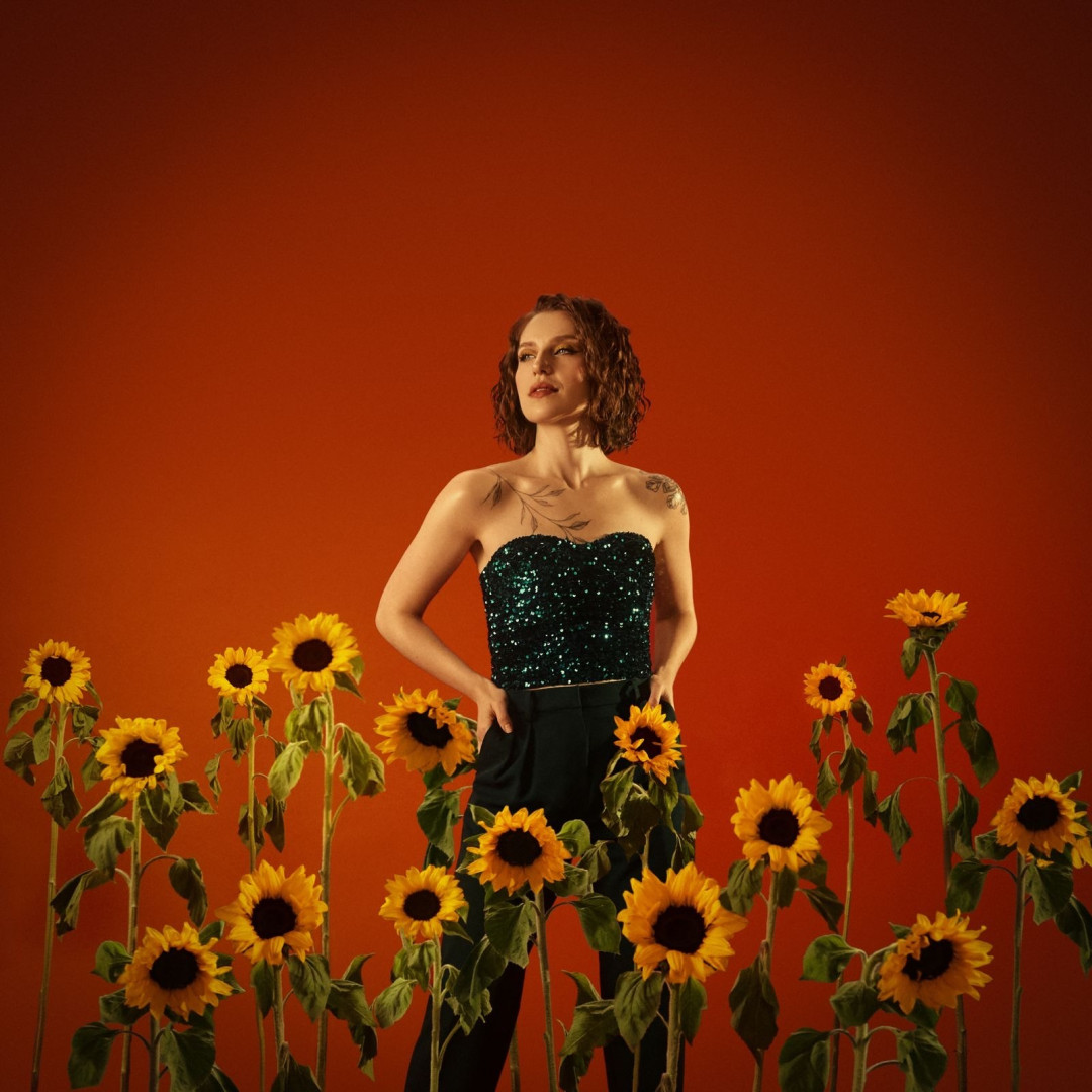 Maja Keuc: večer, ki diši po sončnicah