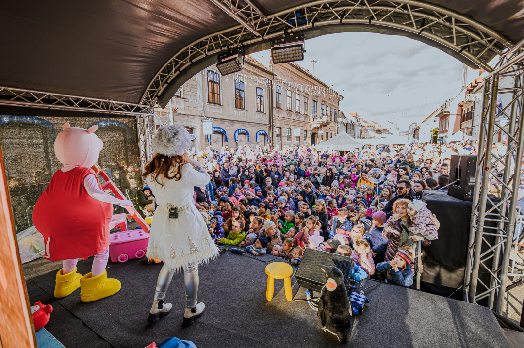 Otroško novo leto s super junaki in Dedkom Mrazom