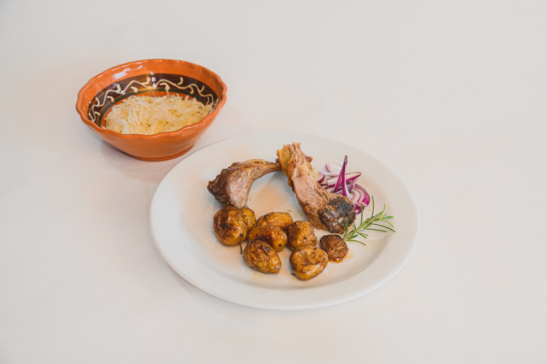 Pečeno jagnje z rožmarinom in mladim krompirjem