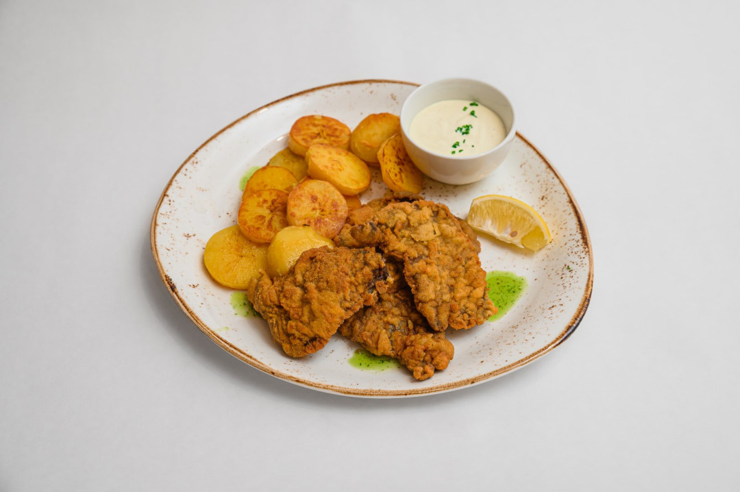 Pohana telečja jetrca s popečenim krompirjem