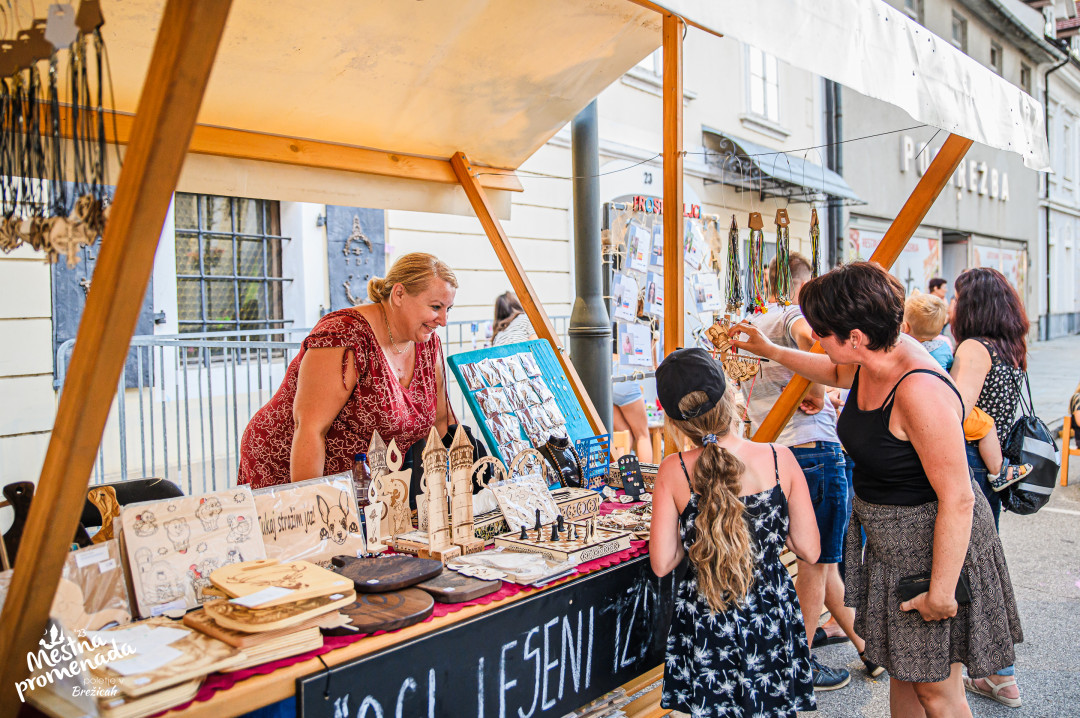 Povabilo k oddaji ponudbe za prodajo na stojnici (rokodelski, domači izdelki…) na prireditvi ’Mestna promenada 2024’ v starem mestnem jedru Brežic