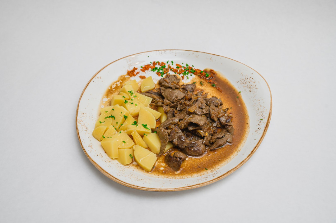 Pražena telečja jetrca z maslenim krompirjem