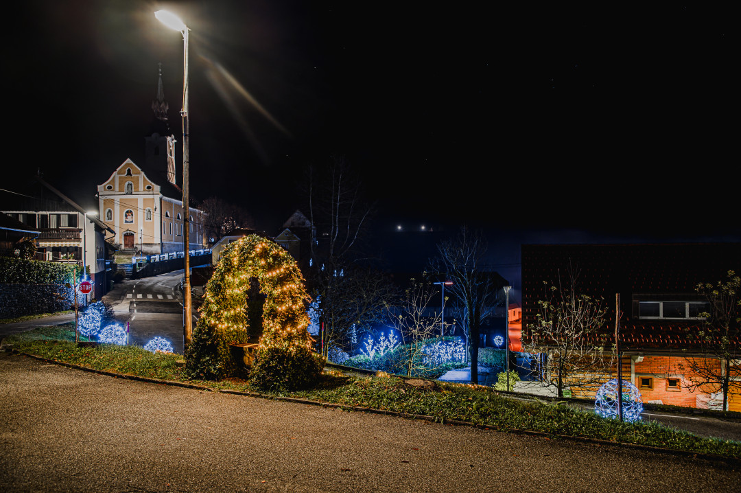 Praznični bazar s prihodom dedka Mraza v Pišecah