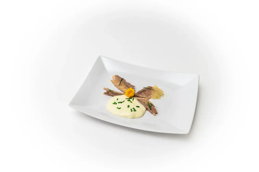 Prekajena postrv s hrenovo omako