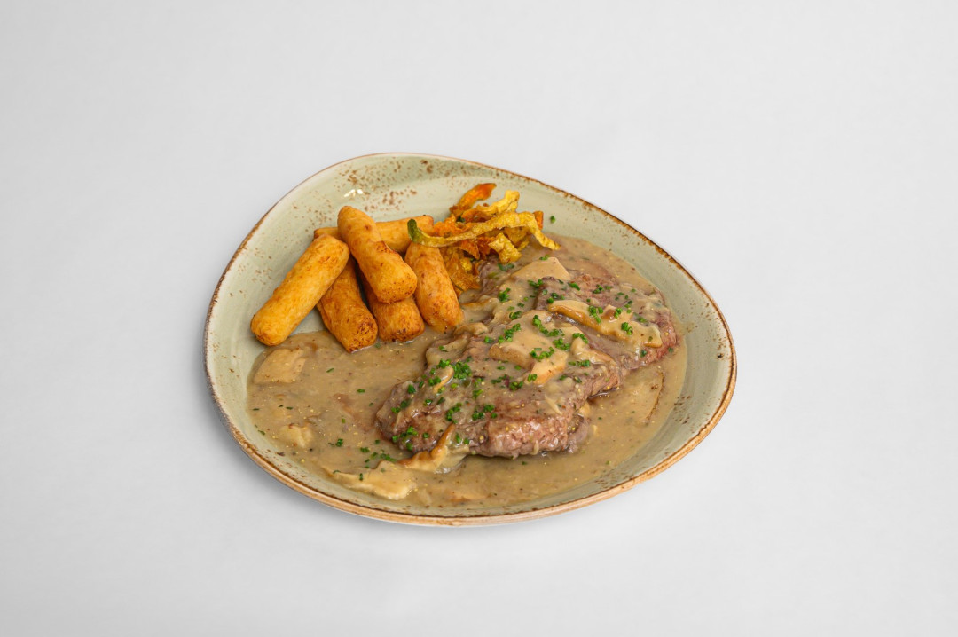 Ramsteak v jurčkovi omaki z gorčičnimi semeni in domačimi krompirjevimi svaljki