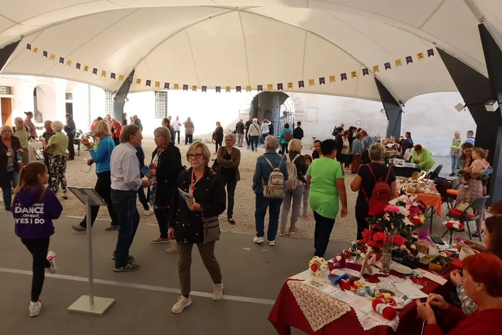Sejem rokodelskih znanj in grajska tržnica starin
