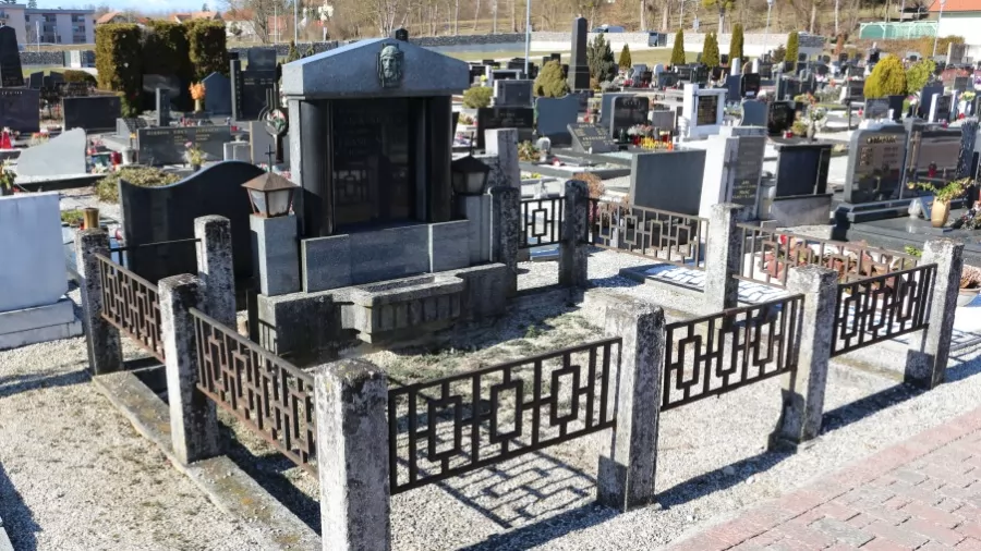 Sprehod po pokopališču in predstavitev konservatorsko-restavratorskih posegov na nagrobnem obeležju rodbine Skala