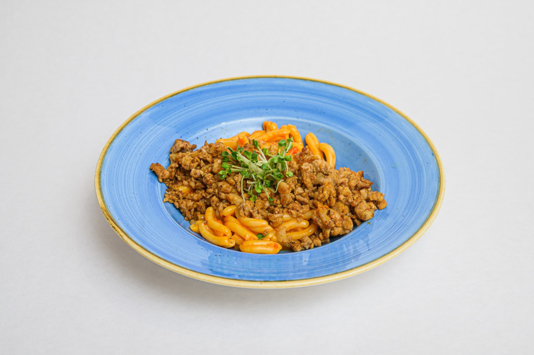 Šurlice s pečeno rdečo papriko in pikantno klobasico