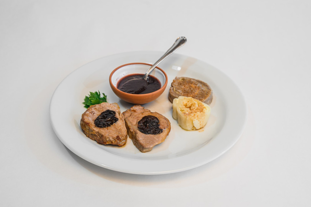 Svinjska pečenka z ajdovimi in pšeničnimi belimi štruklji