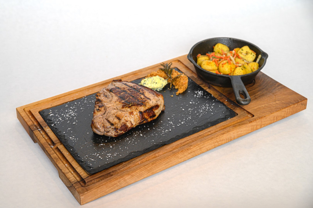 T-bone steak Krškopoljca s sezonsko prilogo in točenim pivom Extra