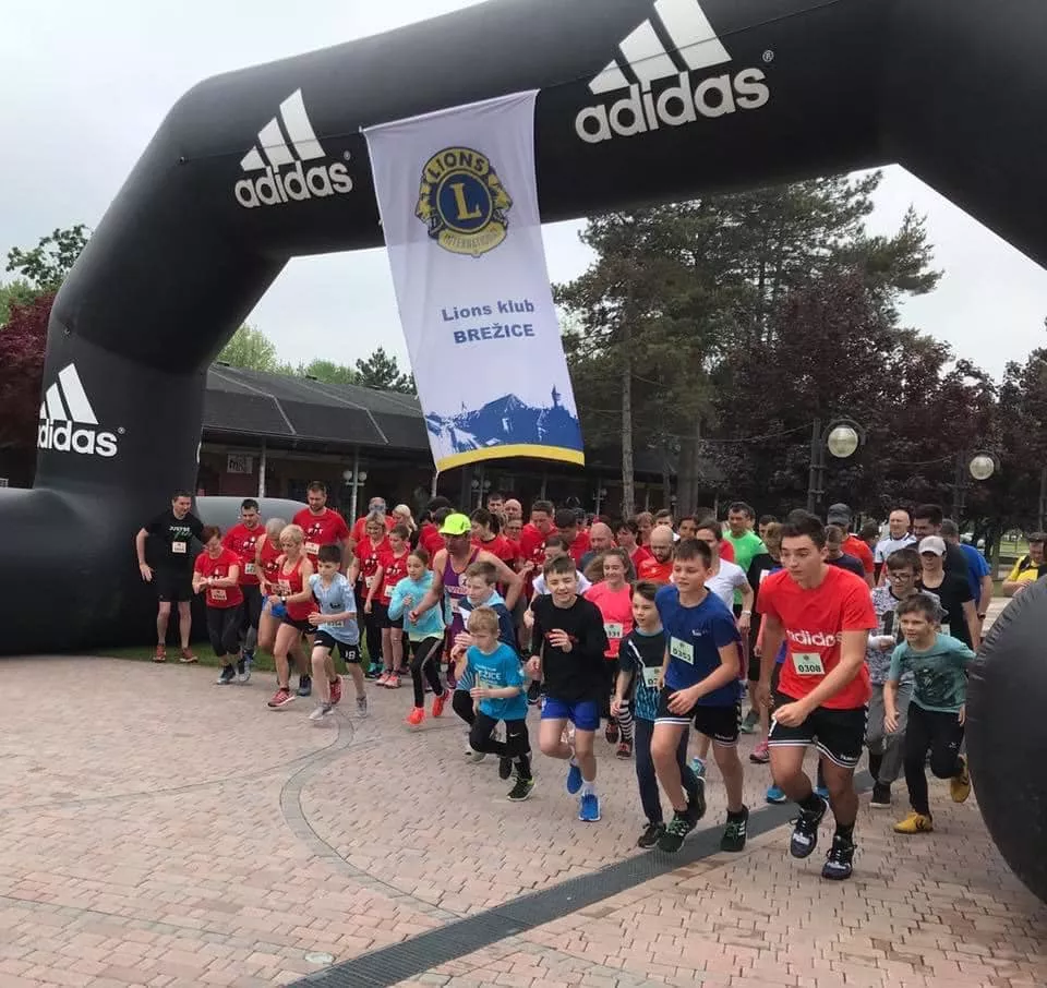 Tečem in hodim, da pomagam