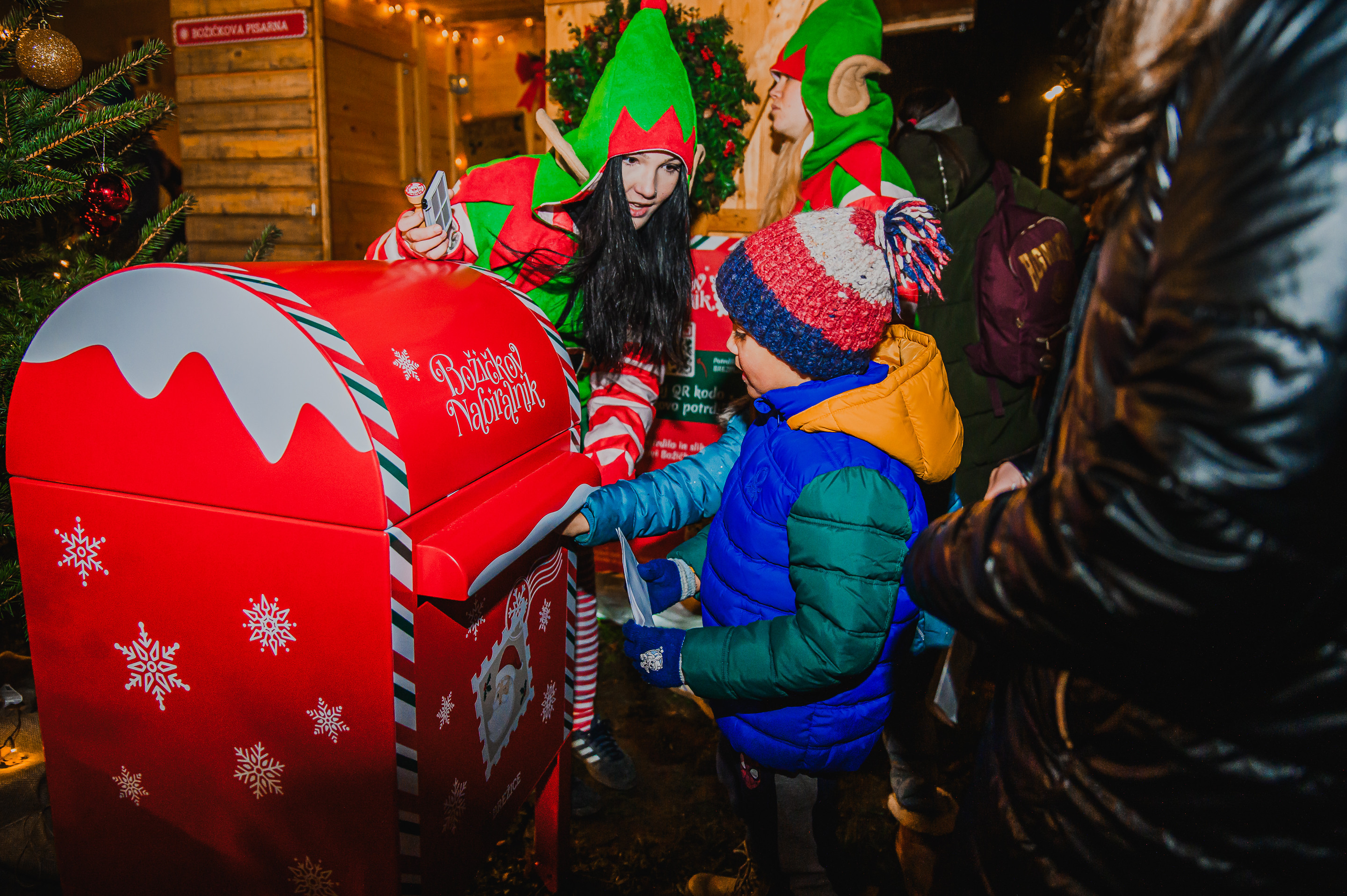 V Brežicah praznične luči prižgali z rekordnim obiskom najmlajših