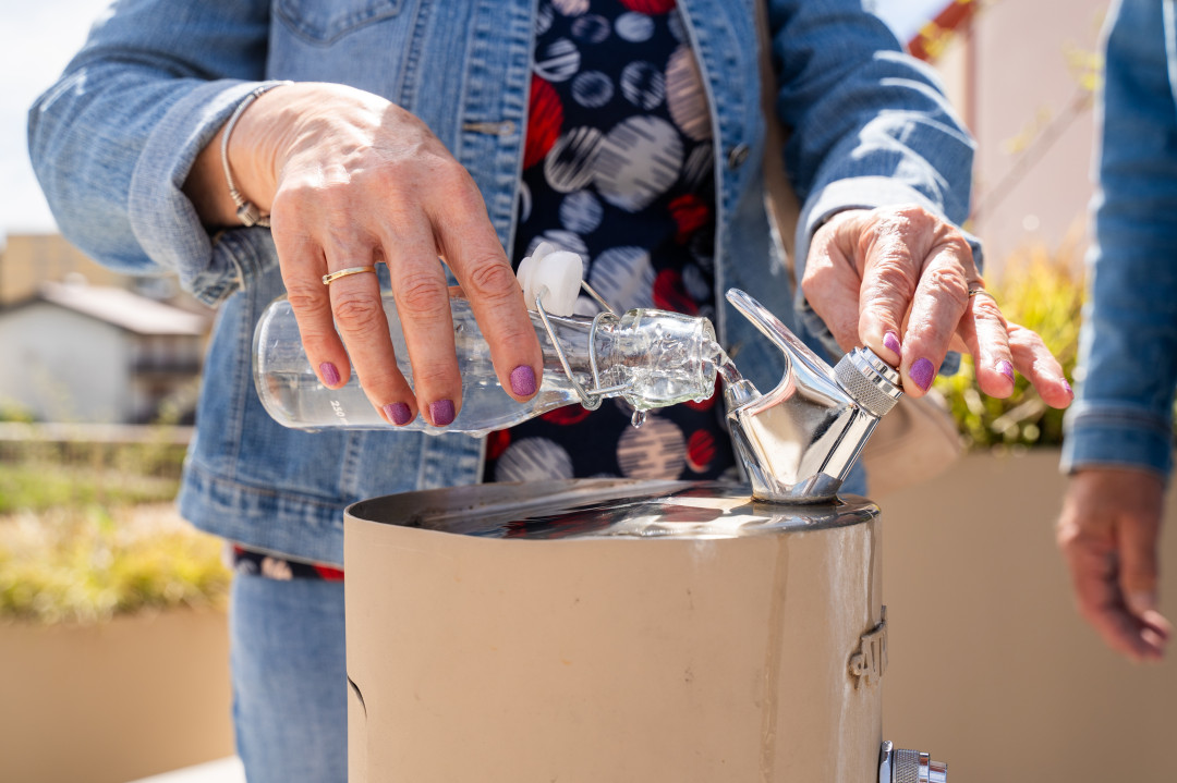 V Sloveniji je voda čista in varna za pitje. Uporabljajte flaško za večkratno uporabo, tako boste prispevali k zmanjševanju plastičnih odpadkov.