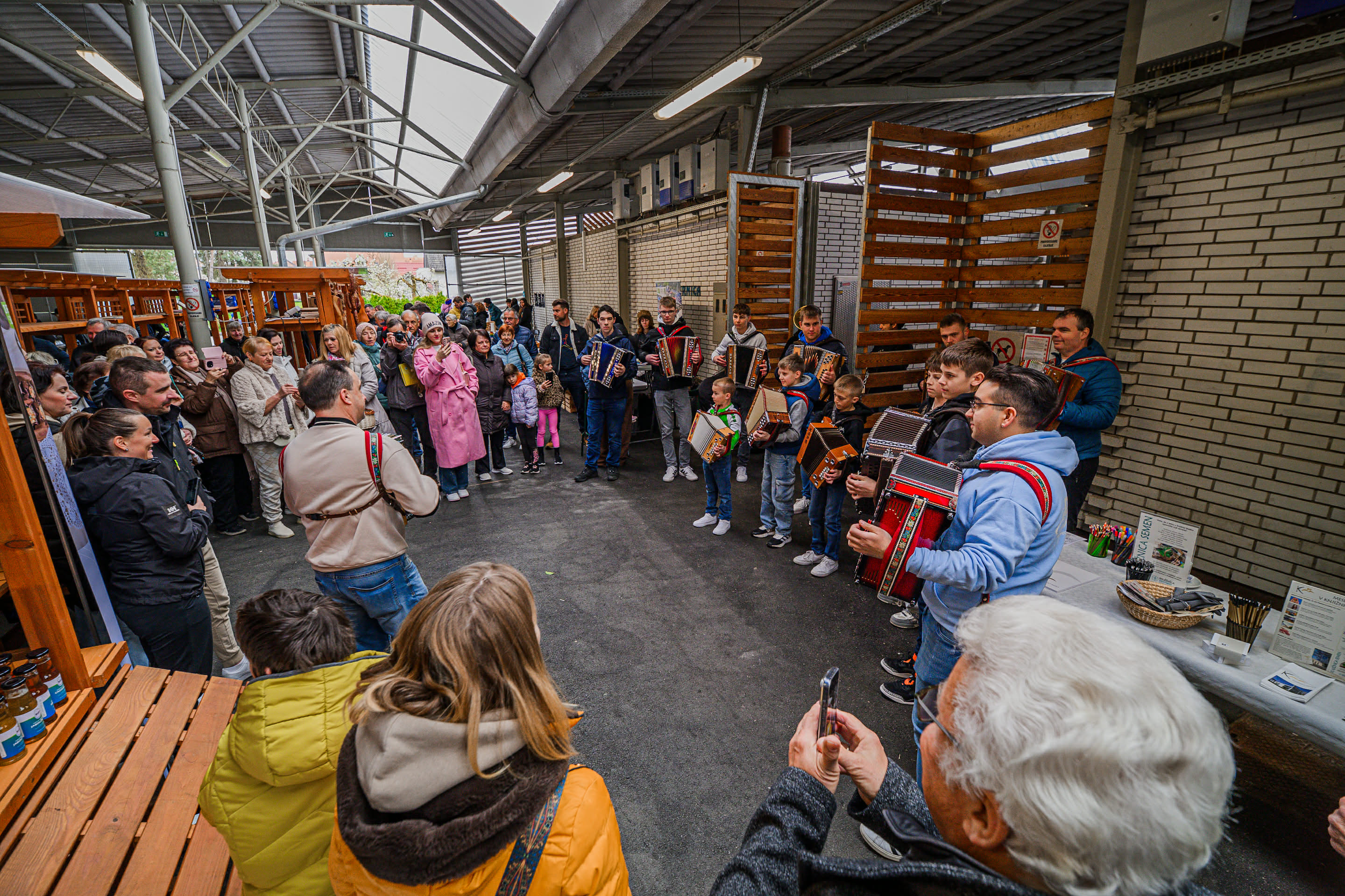Velikonočna tržnica v Brežicah znova združila lokalne ponudnike