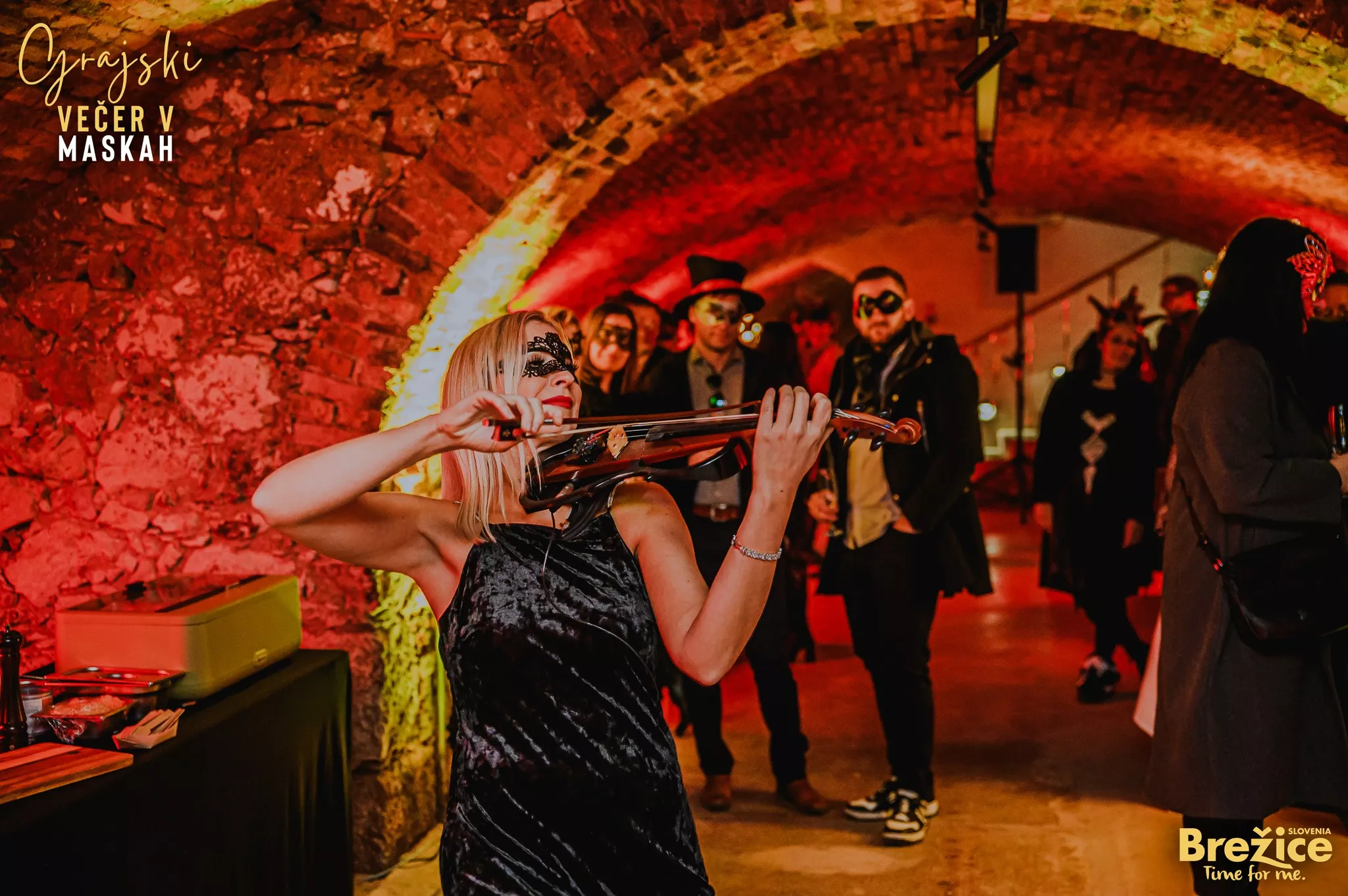Zavod za podjetništvo, turizem in mladino Brežice v grajski vinski kleti brežiškega gradu priredil edinstveno kulinarično doživetje v maskah