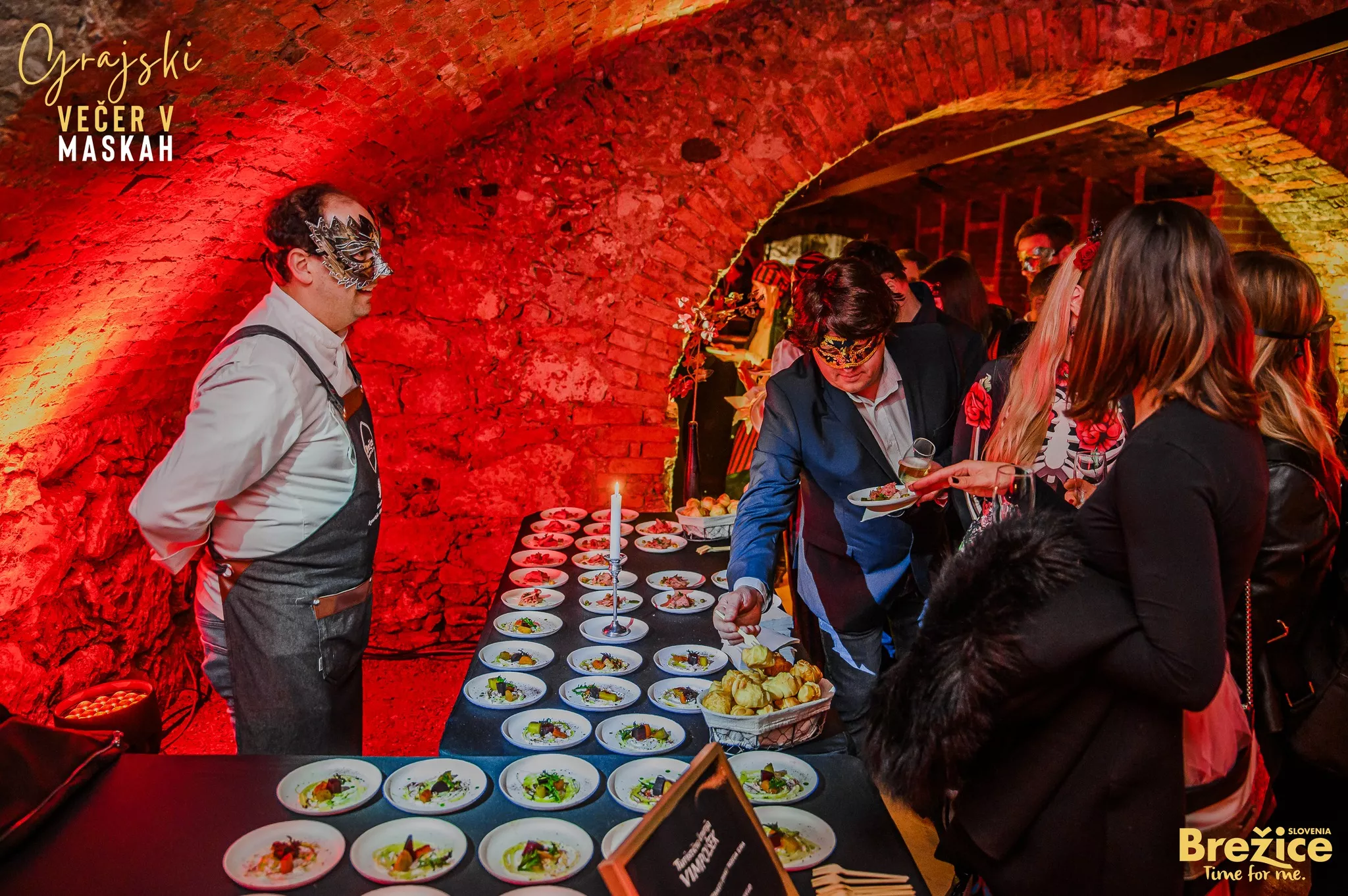Zavod za podjetništvo, turizem in mladino Brežice v grajski vinski kleti brežiškega gradu priredil edinstveno kulinarično doživetje v maskah