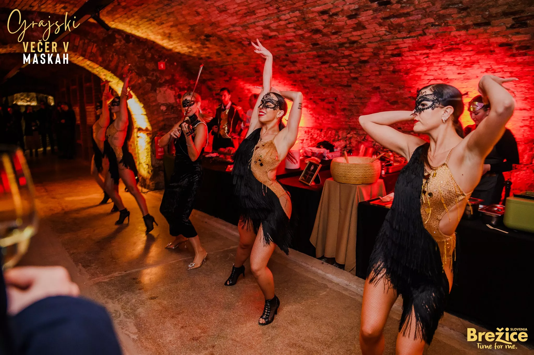 Zavod za podjetništvo, turizem in mladino Brežice v grajski vinski kleti brežiškega gradu priredil edinstveno kulinarično doživetje v maskah