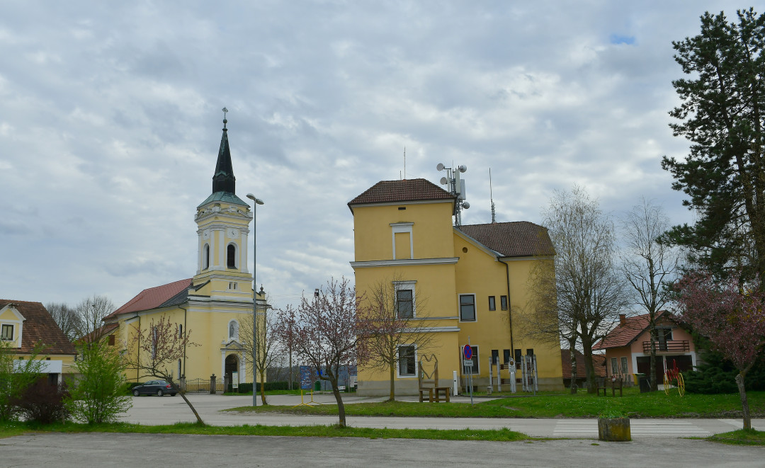 Župnijska cerkev sv. Marije Vnebovzete, Kapele