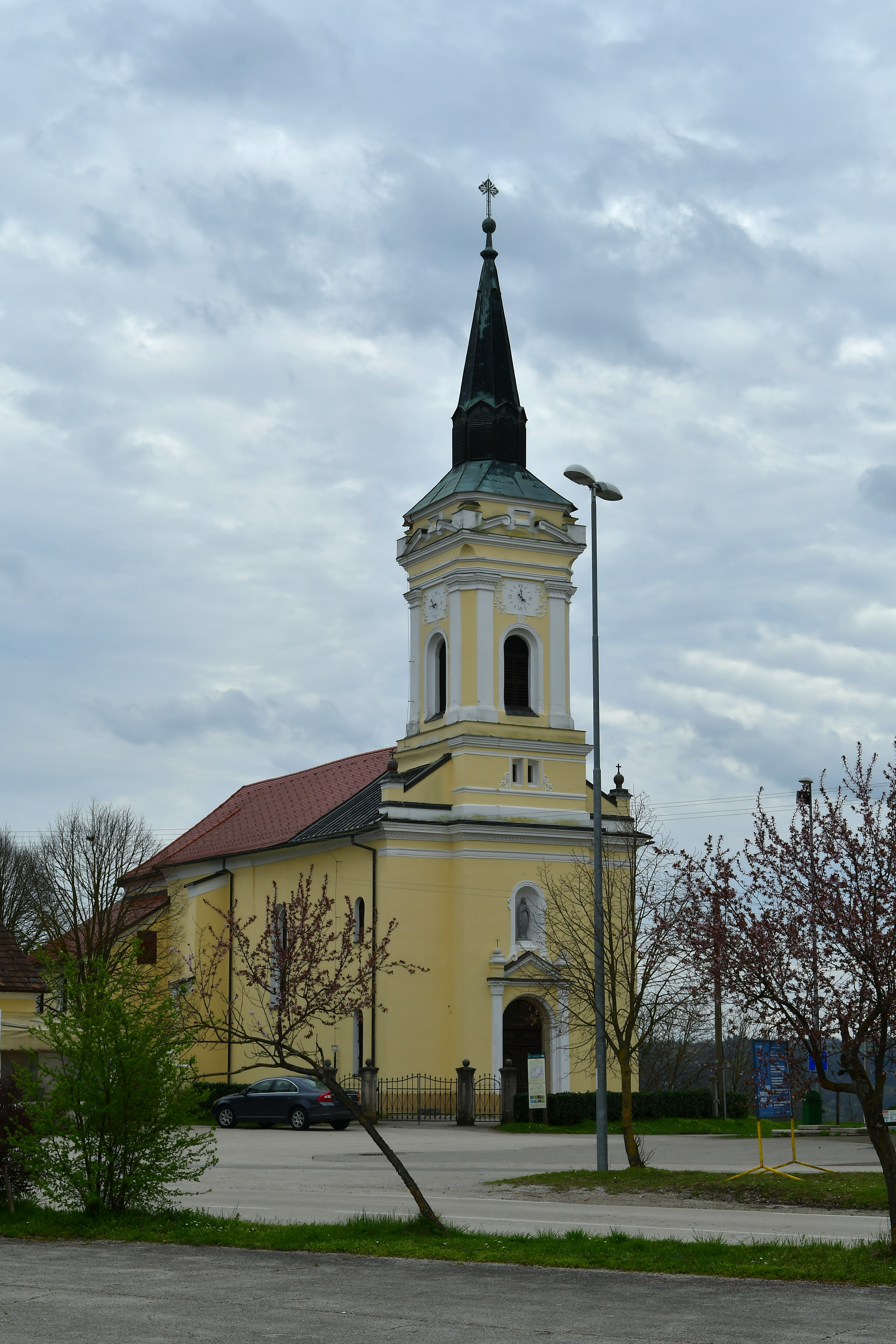 Župnijska cerkev sv. Marije Vnebovzete, Kapele